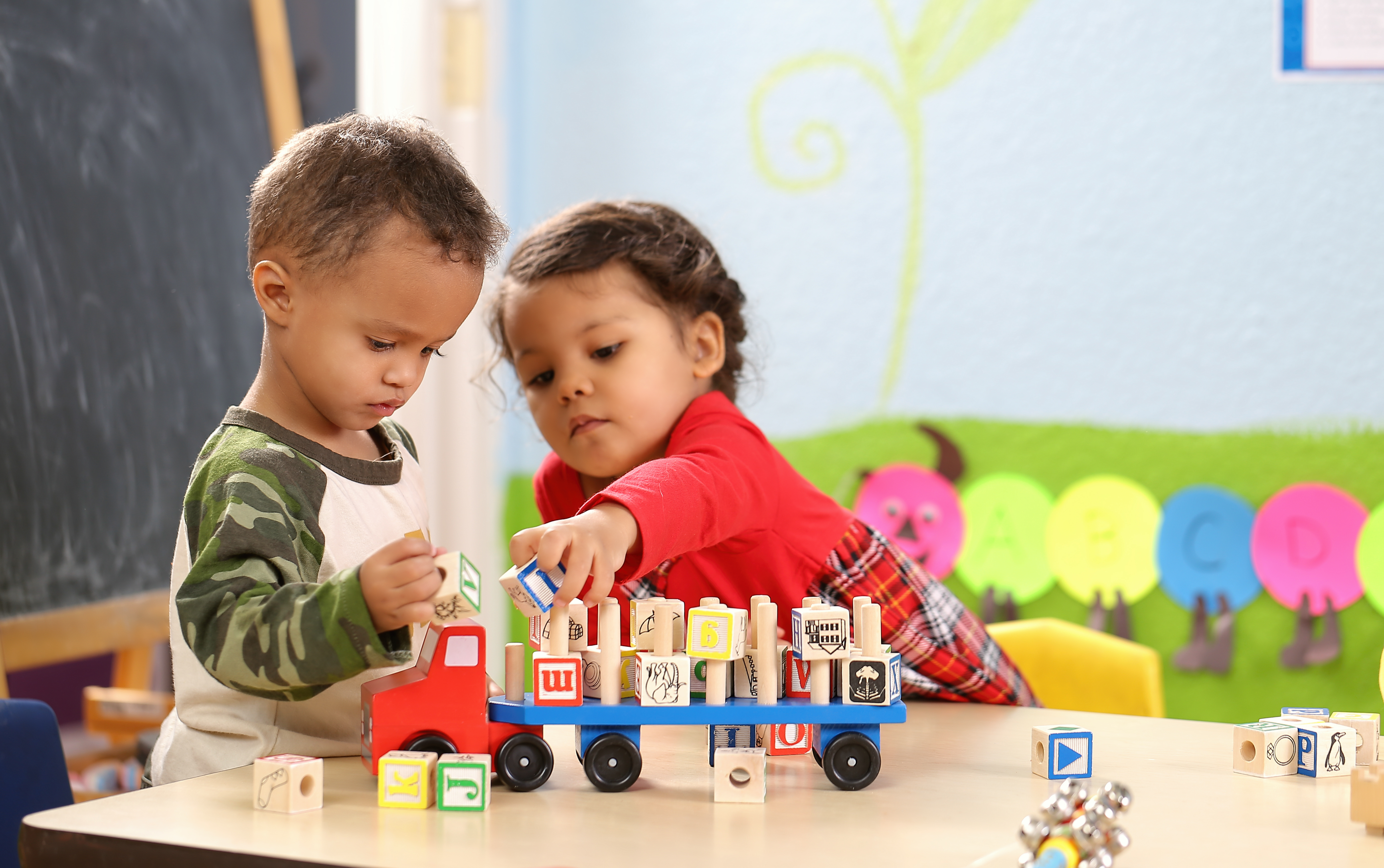2 kids playing blocks together
